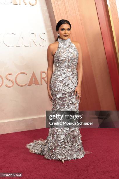 Mindy Kaling attends the 97th Annual Oscars at Dolby Theatre on March 02, 2025 in Hollywood, California.