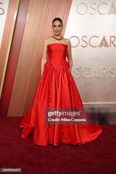 Gal Gadot attends the 97th Annual Oscars at Dolby Theatre on March 02, 2025 in Hollywood, California.