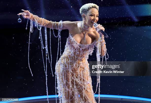 Doja Cat performs onstage during the 97th Annual Oscars at Dolby Theatre on March 02, 2025 in Hollywood, California.