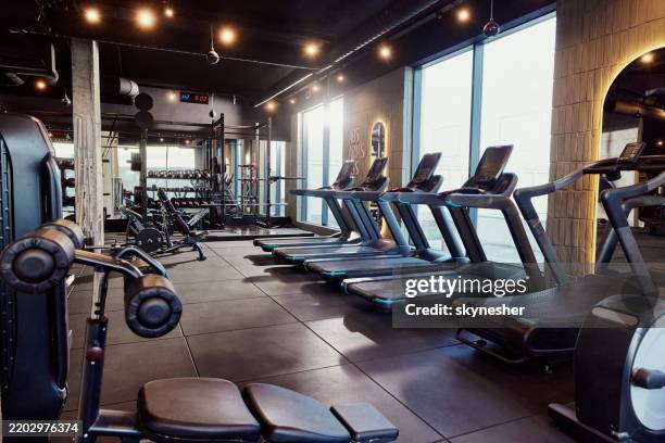 moderner fitnessraum mit trainingsgeräten. - fitnesseinrichtung stock-fotos und bilder