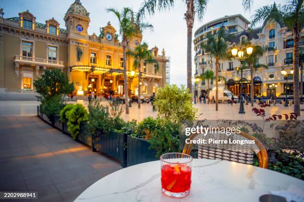 bitter aperitive drink with view of casino square - monte carlo casino square photos et images de collection