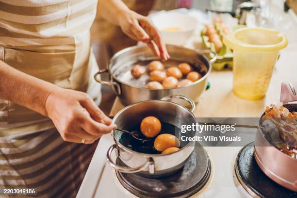 decorar huevo de pascua - alimentos cocinados fotografías e imágenes de stock