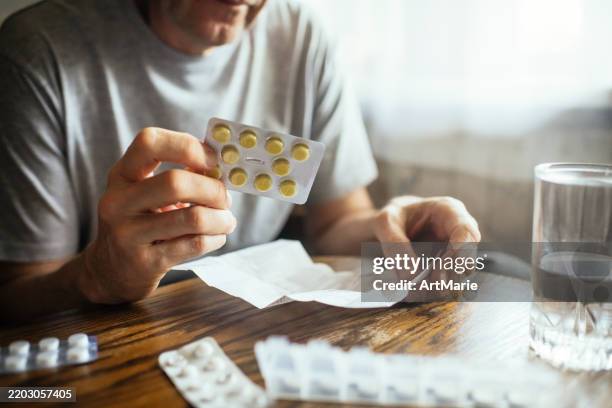 mann mit pillen organizer - pillenbox stock-fotos und bilder