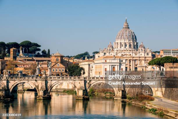 rome skyline with tiber river, ponte sant'angelo bridge and st. peter's basilica on a sunny day, italy - vatican photos et images de collection