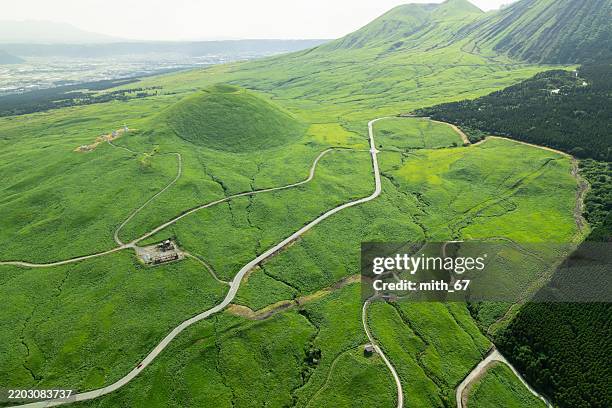 luftaufnahme der üppigen grünen landschaft rund um den berg aso, japans größten aktiven vulkan, kumamoto, kyushu, japan - landform stock-fotos und bilder