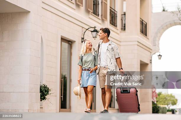 touristen, die die stadt mit gepäck erkunden - nur erwachsene stock-fotos und bilder