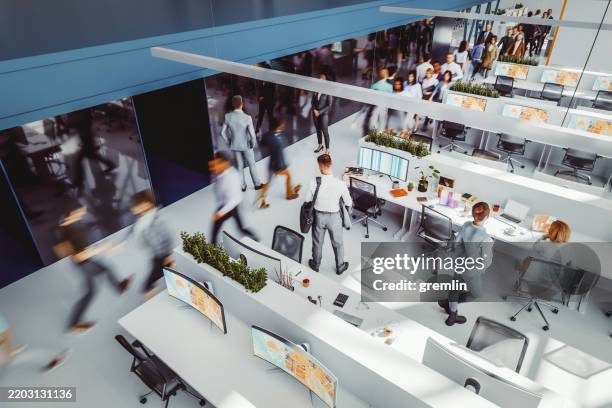 environnement de bureau animé avec des personnes en mouvement - de grande taille photos et images de collection