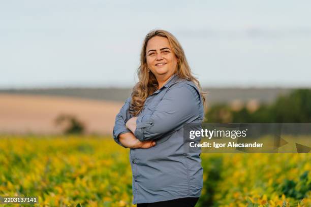porträt einer sojabäuerin - landwirtschaftliche tätigkeit stock-fotos und bilder
