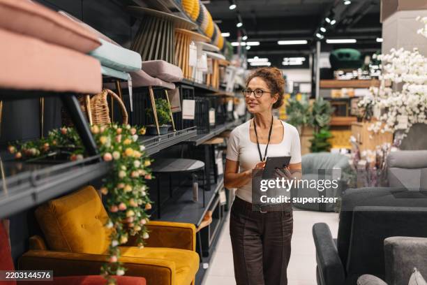 woman engaged in retail environment for furniture - loja de móveis imagens e fotografias de stock