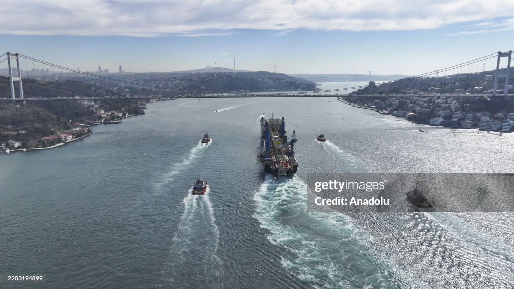 "Castorone" vessel passes through the Bosphorus