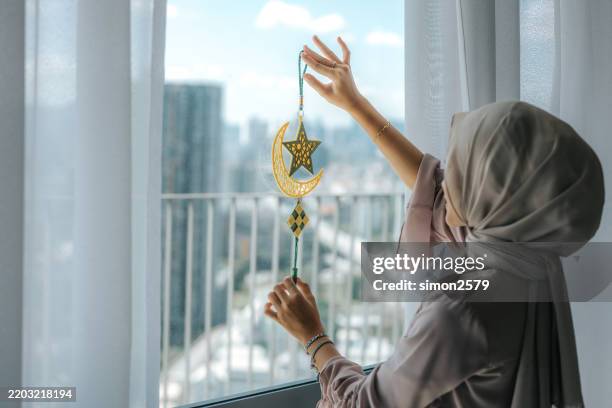 ramadan feiern: ein hauch von eid mubarak zu hause - eid stock-fotos und bilder