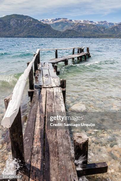 wooden pier on lake traful - nationaal park nahuel huapi stockfoto's en -beelden