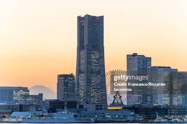 yokohama skyline at sunset, city lights, ferris wheel, mount fuji - yokohama stockfoto's en -beelden