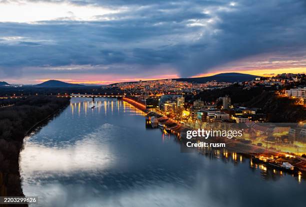 veduta aerea serale di bratislava e del calmo fiume danubio, vista dal ponte snp. slovacchia. - slovacchia foto e immagini stock