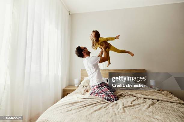 daddy, i'm flying like an airplane! - nachtkleding stockfoto's en -beelden