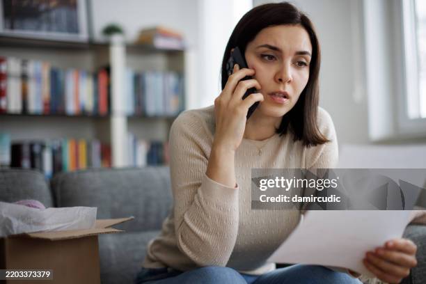 mujer frustrada que se pone en contacto con el servicio de atención al cliente por un problema de entrega - quejándose fotografías e imágenes de stock