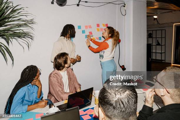 female entrepreneur doing brainstorming session with colleagues in meeting at office - flash stock pictures, royalty-free photos & images