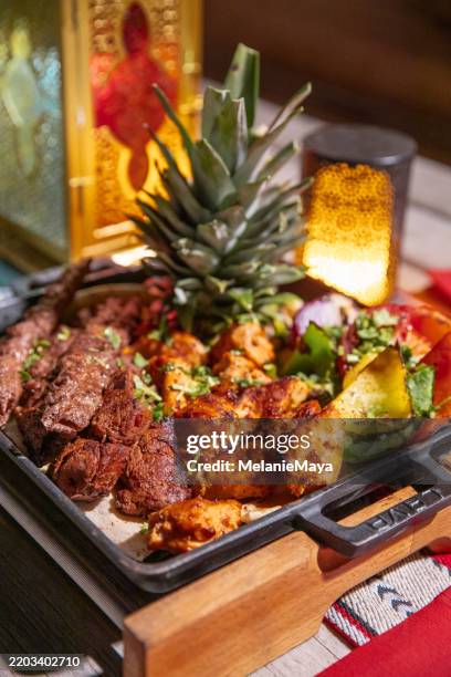 varietà di spiedini di carne per barbecue kofta cibo arabo sul tavolo festivo dell'iftar per la celebrazione della rottura del digiuno del ramadan nel prato del giardino all'aperto ad abu dhabi - cucina del medio oriente foto e immagini stock