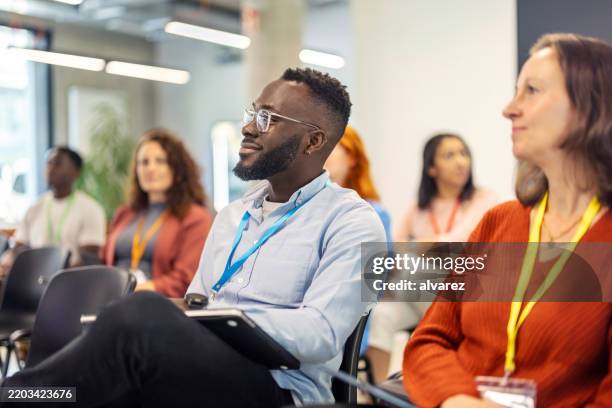 professionisti del business multirazziale che frequentano il seminario al centro congressi - centro congressi foto e immagini stock