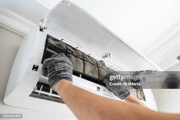 technician with dirty filter of air conditioner - airco stockfoto's en -beelden