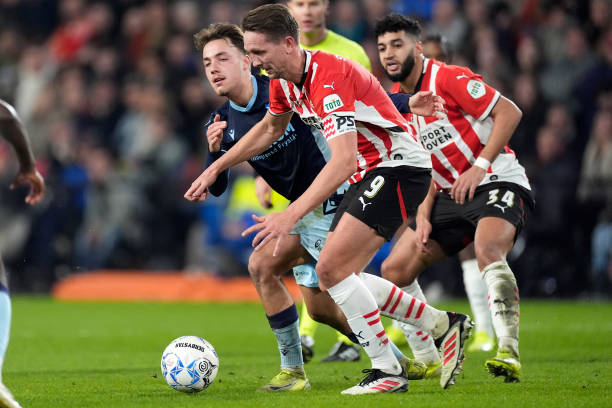 Espen van Ee of SC Heerenveen, Luuk de Jong of PSV, Ismael Saibari of PSV during the Dutch Eredivisie match between PSV v SC Heerenveen at the...