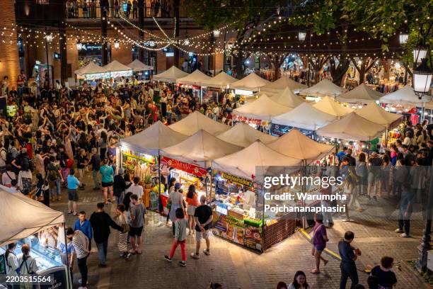 atracciones turísticas y compras para los turistas que visitan chiang mai, market walking street, one nimman market, chiang mai, tailandia, 18 de enero de 2025. - provincia-de-chiang-mai fotografías e imágenes de stock