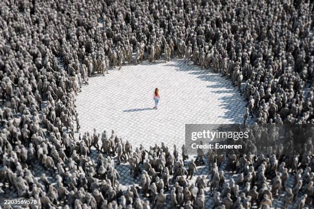 donna in piedi dalla folla - solitario foto e immagini stock