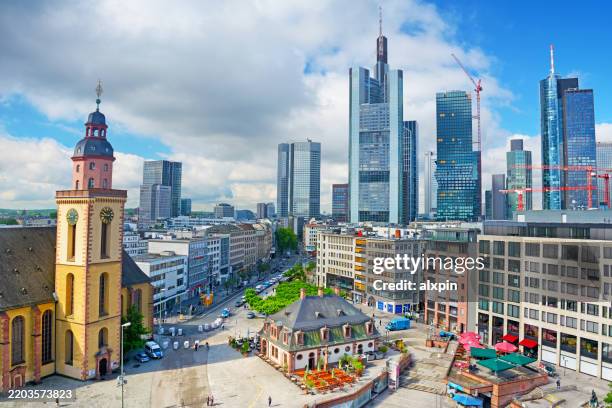 skyline von frankfurt, deutschland - frankfurt am main stock-fotos und bilder