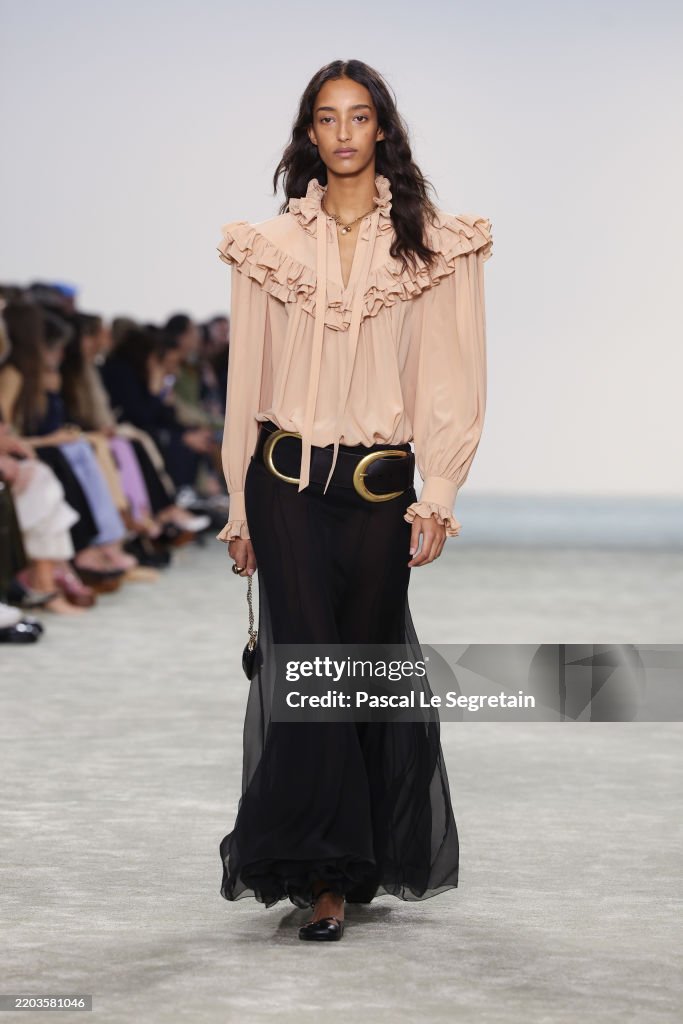 Chloé: Runway - Paris Fashion Week - Womenswear Fall/Winter 2025-2026