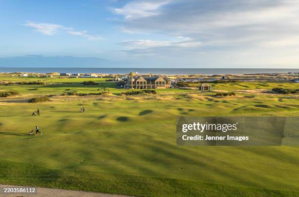 view over st andrews old course, fife in scotland - country club stock-fotos und bilder