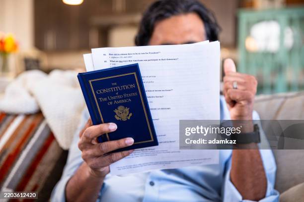 einwanderer, die zu hause für die us-staatsbürgerschaft studieren - amerikanischer treueschwur stock-fotos und bilder