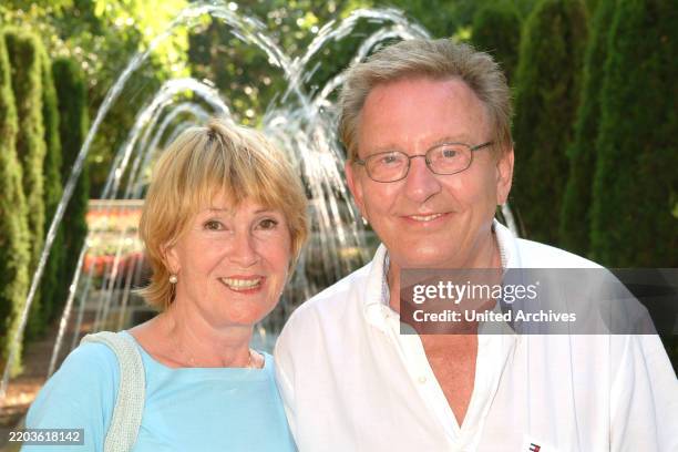 Tagesschau Sprecher Joachim Jo Brauner mit Ehefrau Ann unterwegs in Palma de Mallorca, Spanien 2004.