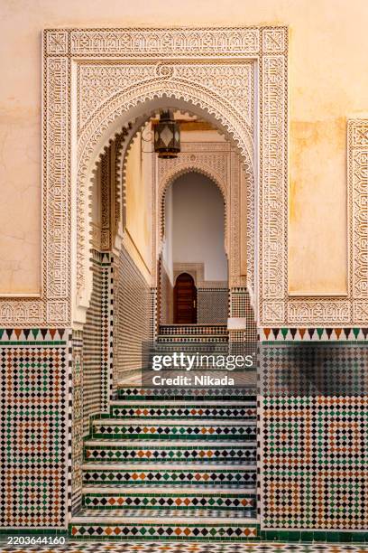 architecture marocaine traditionnelle élégante avec des carreaux et des arches ornés - maroc photos et images de collection