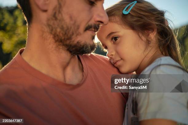 giovane padre che consola sua figlia - timido foto e immagini stock