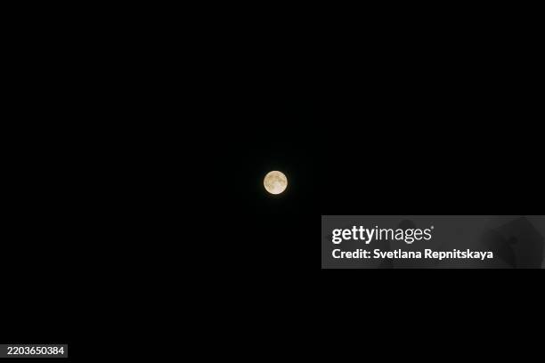 full moon shining in the dark night sky - immagini in sequenza foto e immagini stock