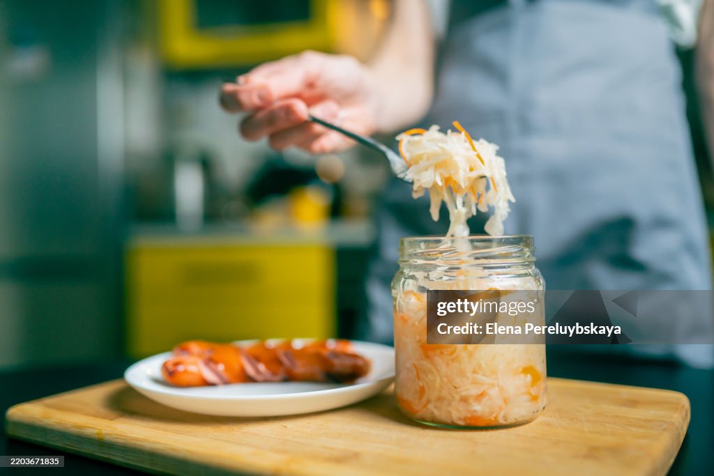 ザワークラウトとバイエルンソーセージの入ったフォークのクローズアップ