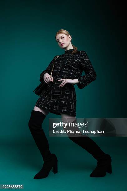 beautiful and elegant woman on plain background - schwarzes kleid stock-fotos und bilder