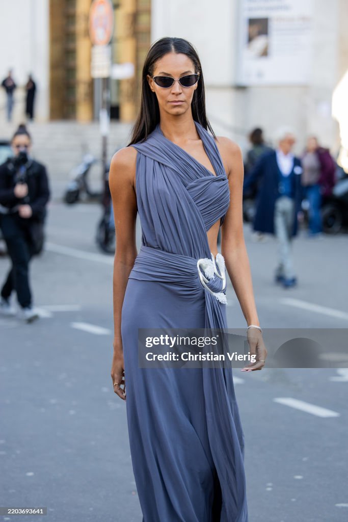 Street Style - Paris Fashion Week - Womenswear Fall/Winter 2025/2026 - Day Four