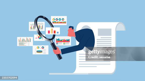 ilustraciones, imágenes clip art, dibujos animados e iconos de stock de análisis de datos, revisión de facturas o auditoría financiera, en la que el comerciante sostiene una lupa dentro de la factura y examina los gráficos de datos - informe de progreso