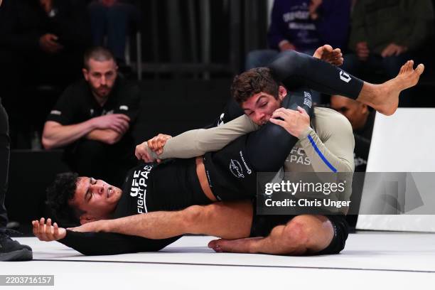 Ufc R2 Triangle 149 Apex Bar Stock Photos, High-Res Pictures, and Images - Getty Images