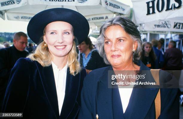 Schmuckdesignerin Jette Joop mit Unternehmerin Kirsten Gabriel, bei einer Veranstaltung, circa 1995.