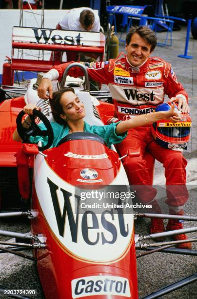Piercarlo Ghinzani, italienischer Autorennfahrer, Formel 1 Rennfahrer und Schauspielerin Anouschka Renzi, sie sitzt im Zakspeed Rennwagen, circa 1988.
