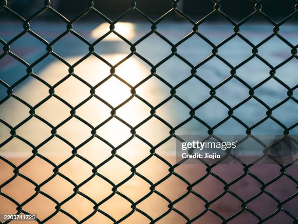 metal mesh fence for basketball court - maschendrahtzaun stock-fotos und bilder