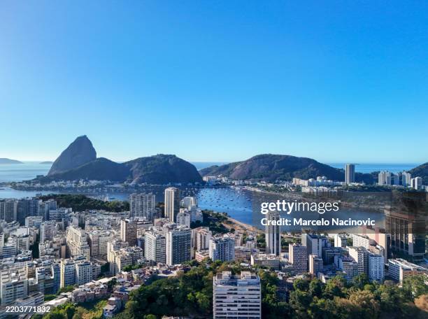botafogo neighborhood with sugarloaf mountain in the background - rio de janeiro photos et images de collection
