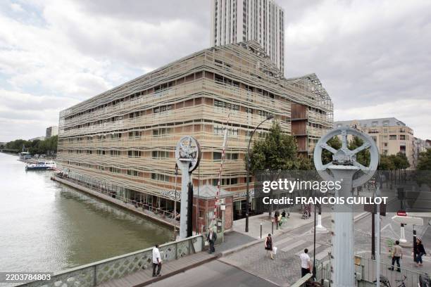 Photo prise le 17 juillet 2008 à Paris d'une auberge de jeunesse sur les quais de Seine inaugurée ce jour pour la première fois depuis plus de 15 ans...