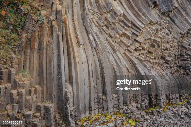 basaltsäulenformationen im stuðlagil canyon, island - felsformation stock-fotos und bilder