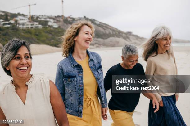 più forti che mai: come le attività all'aperto danno potere alle donne in menopausa - menopausa foto e immagini stock
