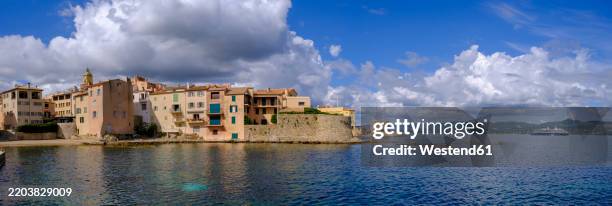 panoramic view of the old town of saint tropez on the french riviera - riviera francesa imagens e fotografias de stock