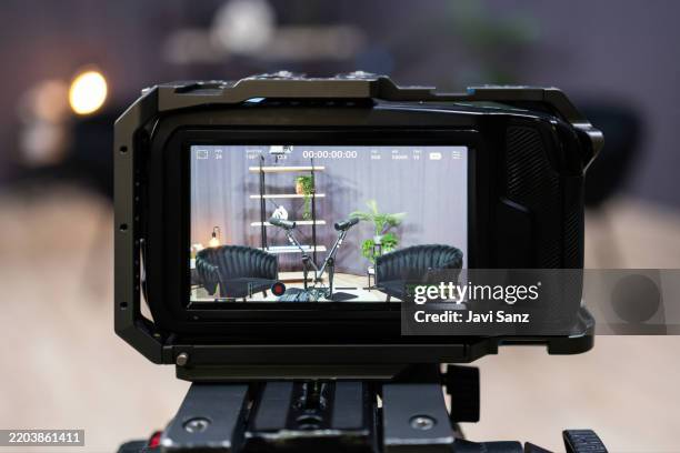 podcast di registrazione con videocamera professionale in uno studio moderno - attrezzatura fotografica foto e immagini stock
