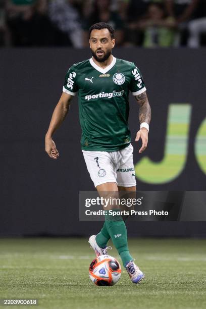 Felipe Anderson of Palmeiras controls the ball during the Campeonato Paulista semi-final match between Palmeiras and Sao Paulo at Allianz Parque on...